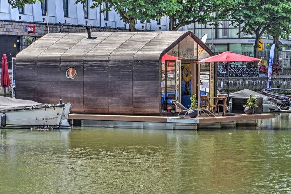Haus auf dem Wasser in Amsterdam