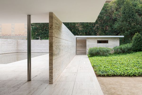 Ludwig Mies van der Rohe entwarf diesen Pavilion der in der Nähe von Barcelona zu finden ist