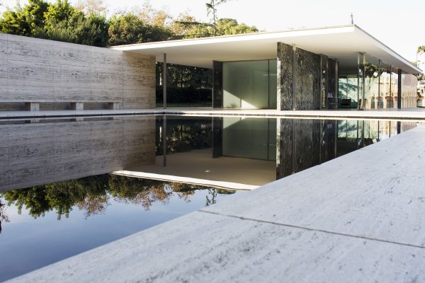Ludwig Mies van der Rohe entwarf diesen Pavilion der in der Nähe von Barcelona zu finden ist